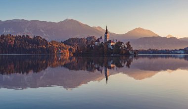 Güneş doğarken Bled Gölü.