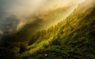 Gizemli gündoğumu tepenin üstüne