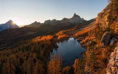 sahne Dolomites dağlarda