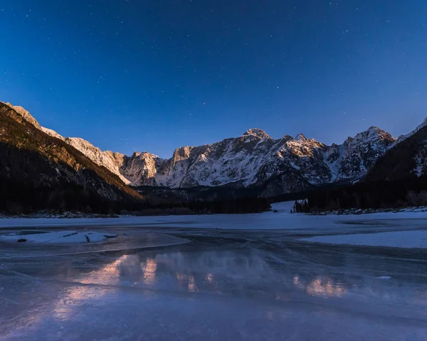 Refleksje w zamarzniętym jeziorze — Zdjęcie stockowe