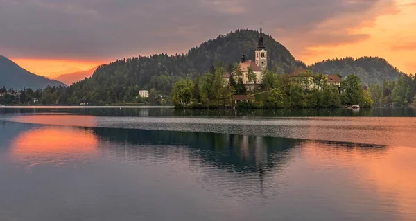 Jezioro Bled w dniu wiosna zachmurzony — Zdjęcie stockowe