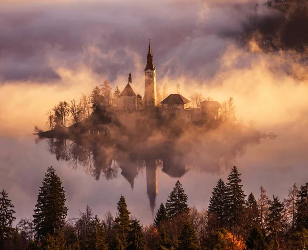 Lago di Bled in una nuvolosa giornata primaverile — Foto Stock