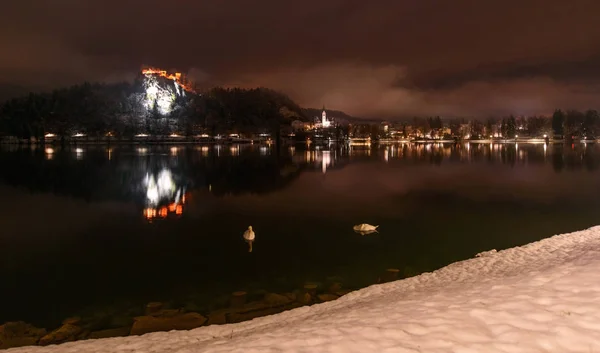 Reflexão castelo sangrado no lago . — Fotografia de Stock