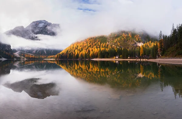 Dolomites dağlarda şaşırtıcı sonbahar sahne — Stok fotoğraf