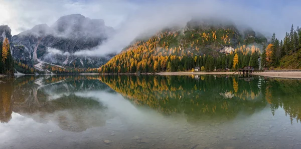 Idyllic Lake Braies no início do outono — Fotografia de Stock