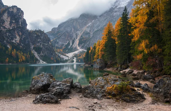 Herbst am Pragser See in den Dolomiten — Stockfoto