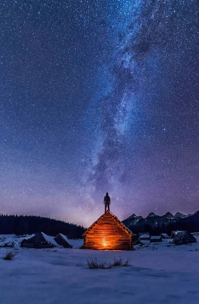 Мужской турист в горах ночью — стоковое фото