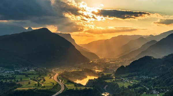 Az én-m szülőváros Jesenice és drámai naplemente. — Stock Fotó