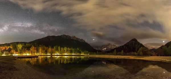 밤에 Jasna 호수 반사. — 스톡 사진