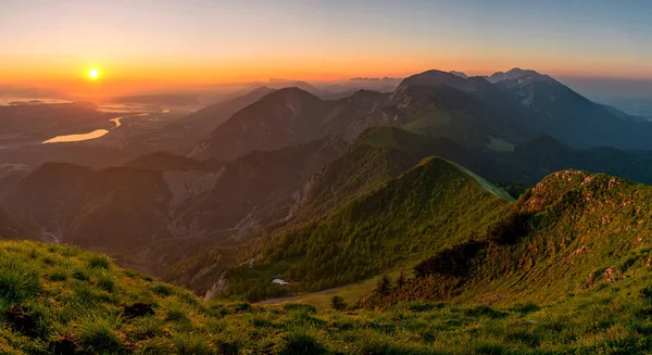 Mystieke zonsopgang op de top van de heuvel — Stockfoto