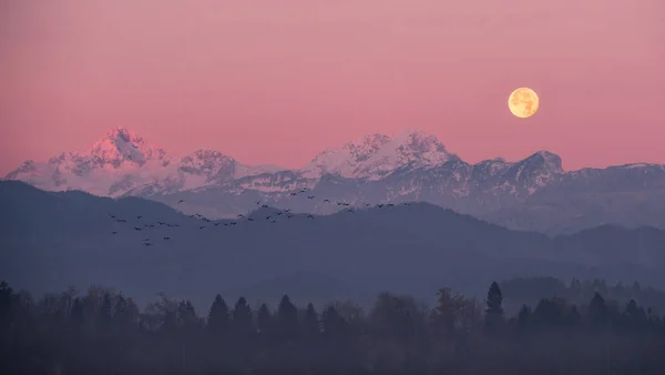 Aufgang des Supermondes über den Bergen — Stockfoto