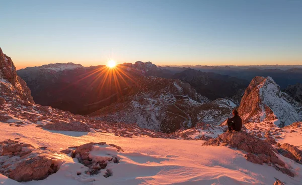 Epische zonsondergang in de winter-bergen — Stockfoto