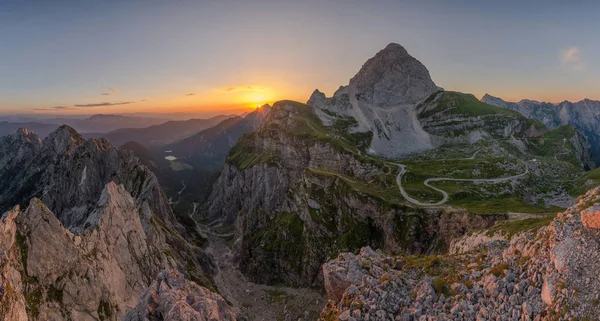 Schöner Sonnenaufgang von den Hügeln — Stockfoto