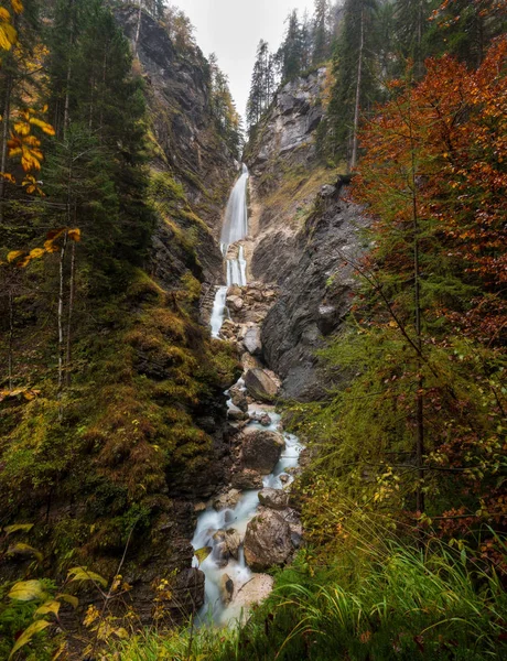 Otoño por la cascada de Martuljek — Foto de Stock