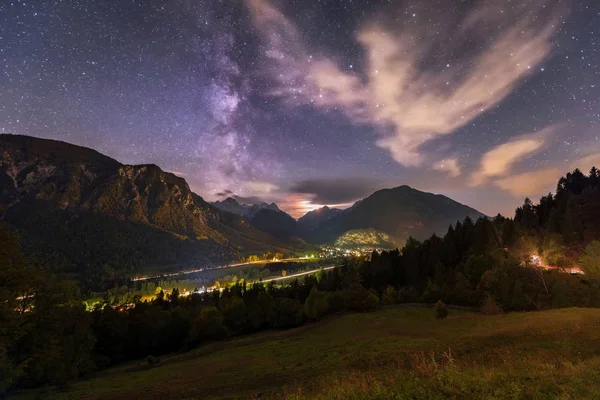 Köyün Mojstrana yukarıda yıldızlı gece