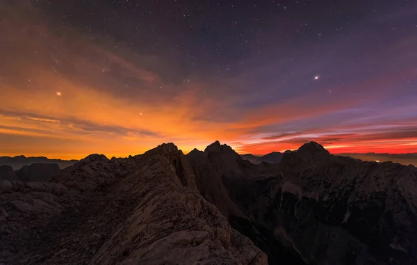 Trekking nas montanhas sob a noite estrelada — Fotografia de Stock
