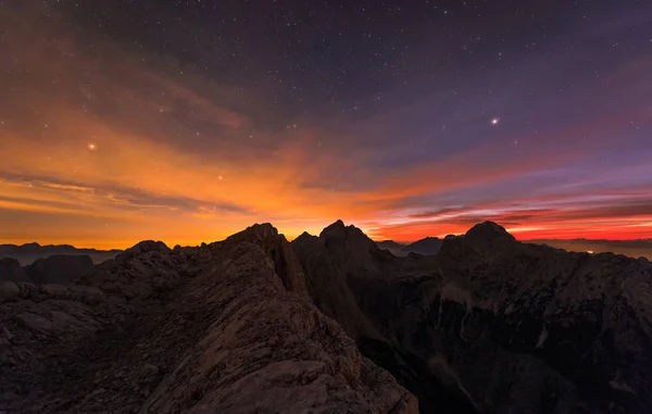 Yıldızlı gece altında dağlarda trekking