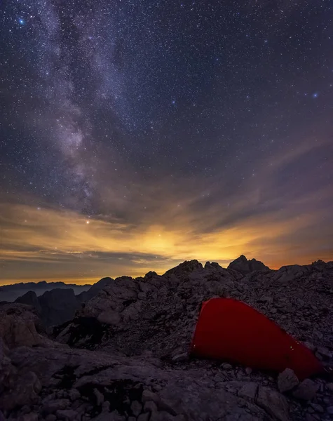 Bir yıldızlı gece altında dağlarda çadır — Stok fotoğraf