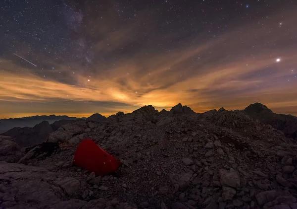 Bir yıldızlı gece altında dağlarda çadır — Stok fotoğraf