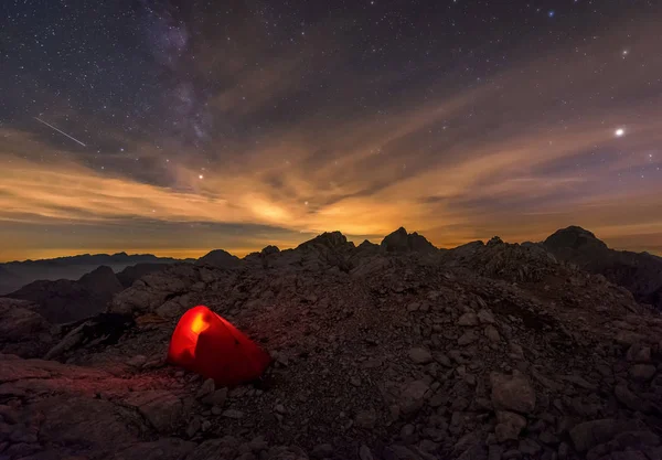 Tent in the mountains under a starry night — Stock Photo, Image