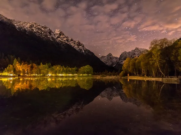 Jasna Gölü yansıma geceleri. — Stok fotoğraf