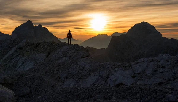 Male hiker at the top of the mountain — Stock Photo, Image