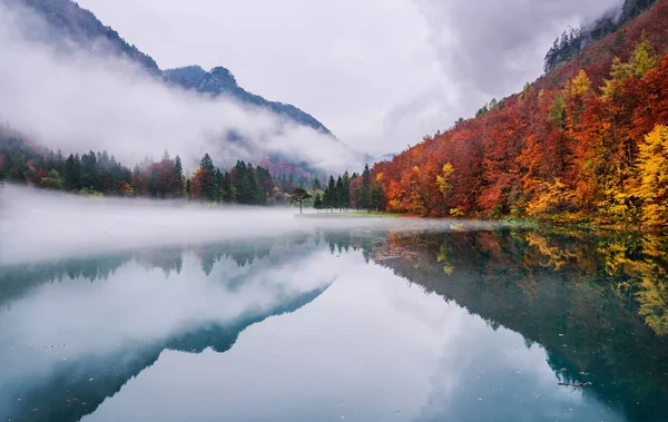 Reflexões de outono no lago esmeralda . Fotos De Bancos De Imagens