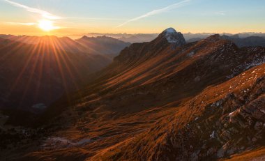 Yukarıda Pecol çayır dağlarda günbatımı