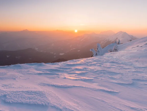 Zonsondergang in het sprookjesachtige winterlandschap — Stockfoto