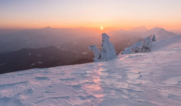 Zonsondergang in het sprookjesachtige winterlandschap. — Stockfoto