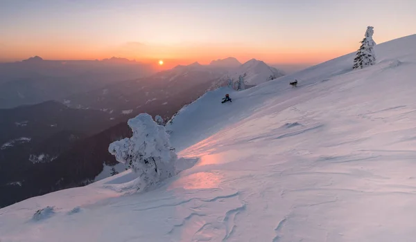 Snowboarder en zijn god genieten van de winter — Stockfoto