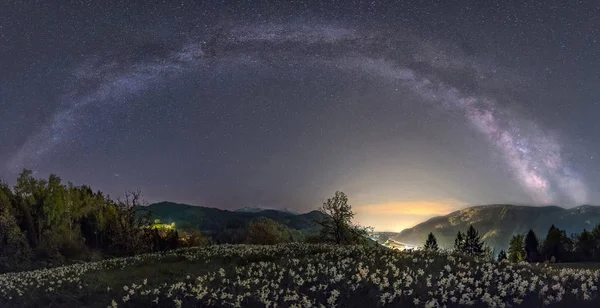 Via lattea sopra la mia città natale — Foto Stock