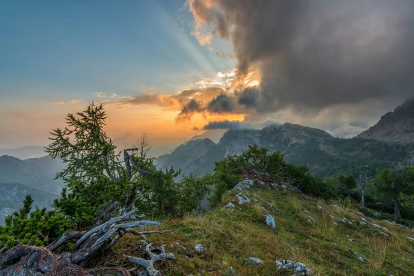 Levendige zonsopgang in de bergen met wolken — Stockfoto