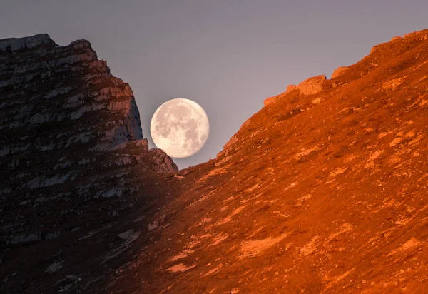 Luna plină pe dealuri — Fotografie, imagine de stoc