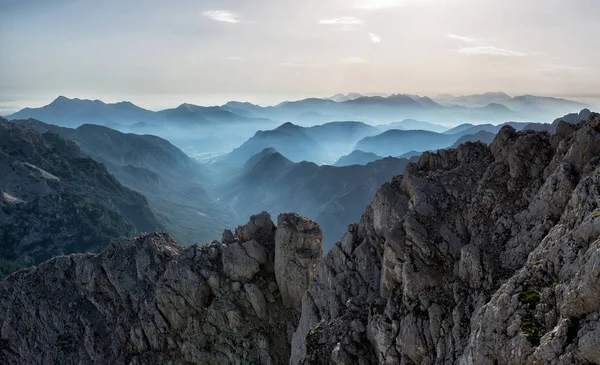 Julian Alps dağlarda puslu görünümünü.