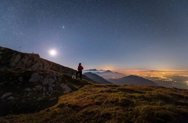 Dağ ile yıldızlara dolunay gecesi — Stok fotoğraf