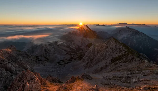 Nascer do sol místico com nevoeiro rolante nas montanhas . — Fotografia de Stock