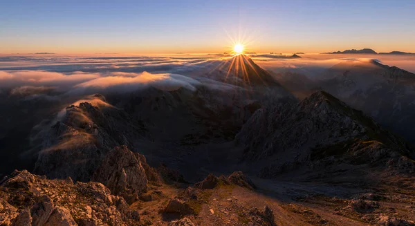 Mystic zonsopgang met glooiende mist in de bergen. — Stockfoto