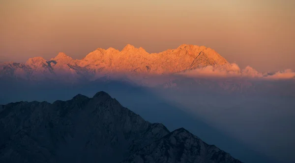 Lebendiger und nebliger Sonnenuntergang in den Alpen — Stockfoto