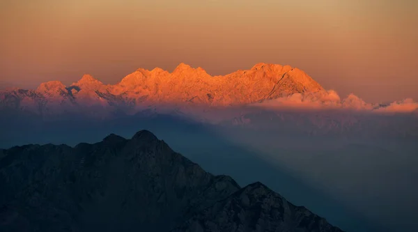 Pôr do sol vívido e enevoado nos Alpes — Fotografia de Stock