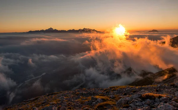Zonsondergang vanaf de top van de bergen in de Alpen — Stockfoto