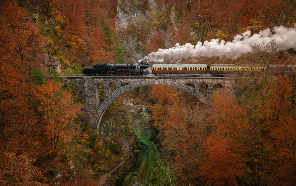 El viejo tren del museo está pasando un puente — Foto de Stock