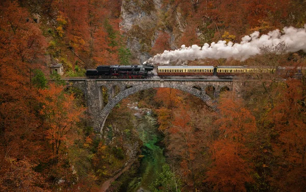 Trem antigo museu está passando uma ponte — Fotografia de Stock