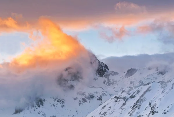 Zonsopgang in de bergen winter — Stockfoto