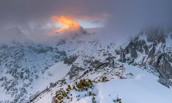 Zonsopgang in de bergen winter — Stockfoto