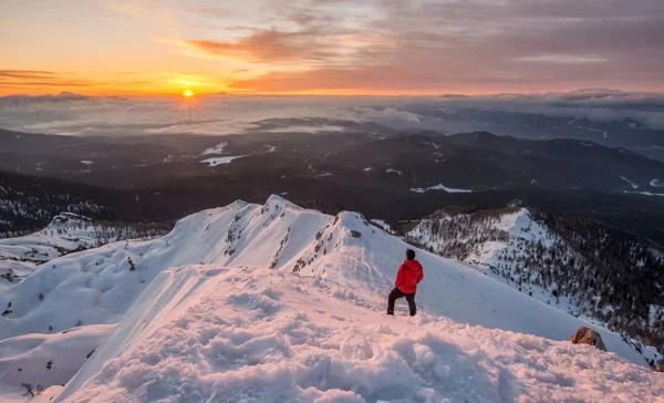 Zonsopgang in de bergen winter — Stockfoto