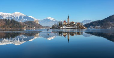 Kışın donmuş göl ile güzel Lake Bled