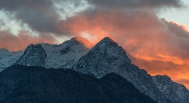 Köy Mojstrana Julian Alps aşağıda