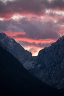 Köy Mojstrana Julian Alps aşağıda