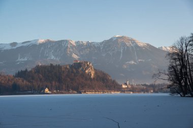 Kış sabah donmuş lake Bled